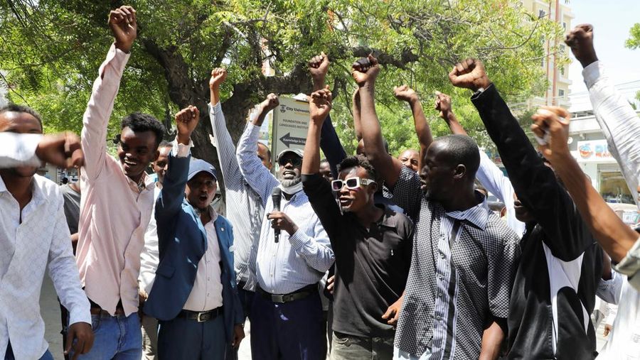 Warga Somalia bereaksi setelah Israel menjadi negara pertama yang secara resmi mengakui Republik Somaliland yang memproklamirkan diri sebagai negara merdeka dan berdaulat, sebuah keputusan yang dapat membentuk kembali dinamika regional dan menguji penentangan Somalia yang telah lama terhadap pemisahan diri, di Mogadishu, Somalia, 27 Desember 2025. (REUTERS/Feisal Omar)