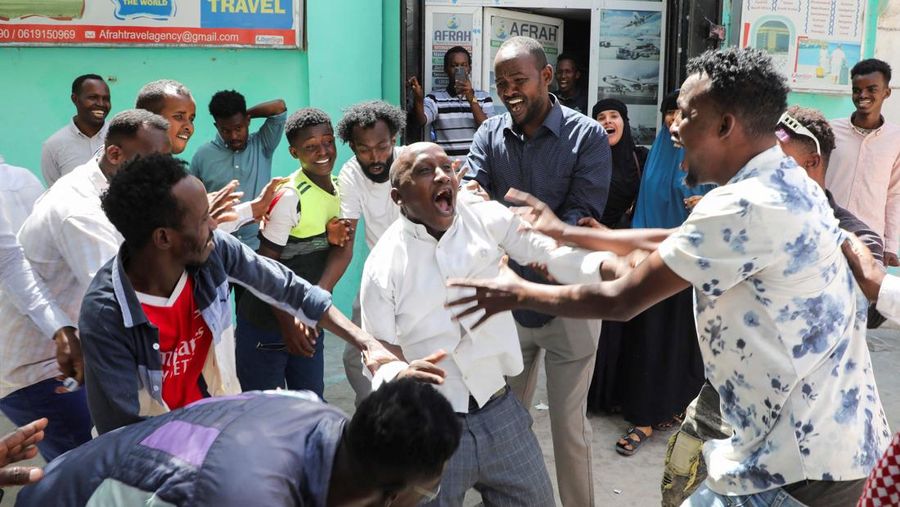 Warga Somalia bereaksi setelah Israel menjadi negara pertama yang secara resmi mengakui Republik Somaliland yang memproklamirkan diri sebagai negara merdeka dan berdaulat, sebuah keputusan yang dapat membentuk kembali dinamika regional dan menguji penentangan Somalia yang telah lama terhadap pemisahan diri, di Mogadishu, Somalia, 27 Desember 2025. (REUTERS/Feisal Omar)