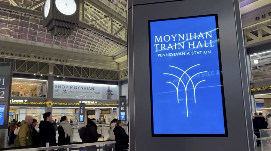 Campuran salju dan es menerjang wilayah Timur Laut Amerika Serikat pada Sabtu (27/12/2025), mengganggu arus lalu lintas pasca libur akhir pekan dan memaksa pejabat di New York serta New Jersey mengeluarkan deklarasi darurat cuaca. (Tangkapan Layar Video Reuters/STRINGR.COM)