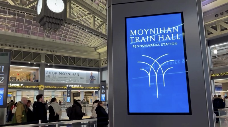 Campuran salju dan es menerjang wilayah Timur Laut Amerika Serikat pada Sabtu (27/12/2025), mengganggu arus lalu lintas pasca libur akhir pekan dan memaksa pejabat di New York serta New Jersey mengeluarkan deklarasi darurat cuaca. (Tangkapan Layar Video Reuters/STRINGR.COM)