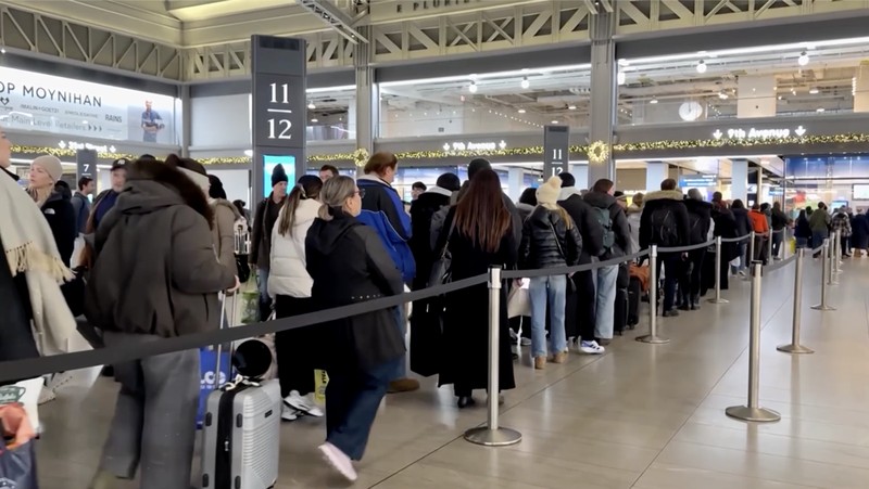 Campuran salju dan es menerjang wilayah Timur Laut Amerika Serikat pada Sabtu (27/12/2025), mengganggu arus lalu lintas pasca libur akhir pekan dan memaksa pejabat di New York serta New Jersey mengeluarkan deklarasi darurat cuaca. (Tangkapan Layar Video Reuters/STRINGR.COM)