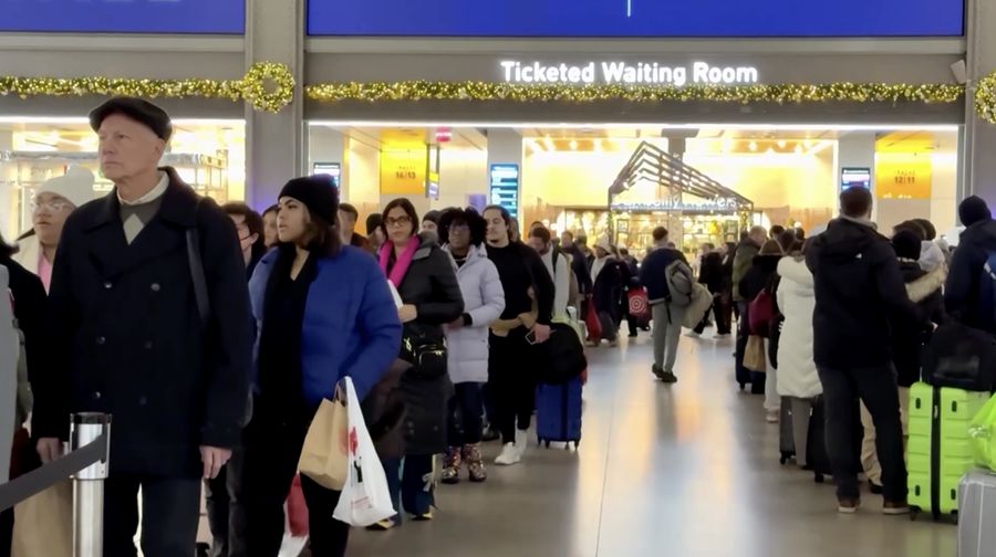 Campuran salju dan es menerjang wilayah Timur Laut Amerika Serikat pada Sabtu (27/12/2025), mengganggu arus lalu lintas pasca libur akhir pekan dan memaksa pejabat di New York serta New Jersey mengeluarkan deklarasi darurat cuaca. (Tangkapan Layar Video Reuters/STRINGR.COM)