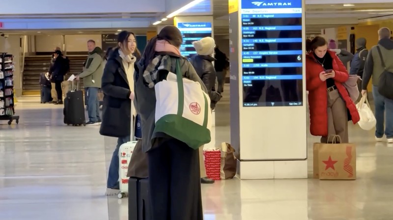 Campuran salju dan es menerjang wilayah Timur Laut Amerika Serikat pada Sabtu (27/12/2025), mengganggu arus lalu lintas pasca libur akhir pekan dan memaksa pejabat di New York serta New Jersey mengeluarkan deklarasi darurat cuaca. (Tangkapan Layar Video Reuters/STRINGR.COM)