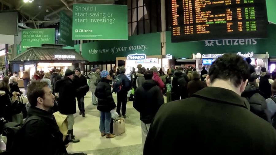 Campuran salju dan es menerjang wilayah Timur Laut Amerika Serikat pada Sabtu (27/12/2025), mengganggu arus lalu lintas pasca libur akhir pekan dan memaksa pejabat di New York serta New Jersey mengeluarkan deklarasi darurat cuaca. (Tangkapan Layar Video Reuters/STRINGR.COM)