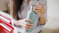 Kemana-mana Bawa Tumbler, Holder Rajut Ini Bikin Nggak Ribet Lagi 