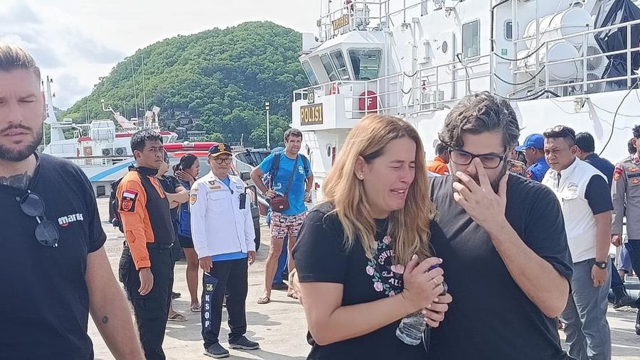 Tangkapan layar video detik-detik kapal pinisi tenggelam di Pelabuhan Serangan, Denpasar, Bali, Sabtu (27/12/2025). (Dok. Istimewa via Detikcom)