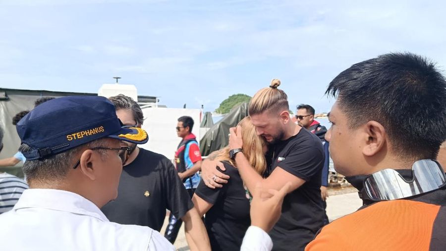 Tangkapan layar video detik-detik kapal pinisi tenggelam di Pelabuhan Serangan, Denpasar, Bali, Sabtu (27/12/2025). (Dok. Istimewa via Detikcom)