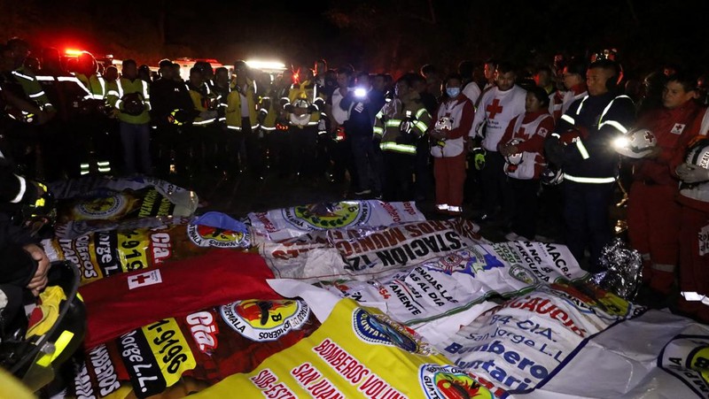 Sebanyak 15 orang tewas dan 19 lainnya luka-luka setelah sebuah bus penumpang kehilangan kendali dan jatuh ke jurang di wilayah Solola, Guatemala, pada Sabtu (27/12/2025). (Tangkapan Layar Video Reuters/)