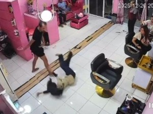 Beri Tarif Rp 200 Ribu ke Pelanggan, Kasir Salon Dibanting Temannya
