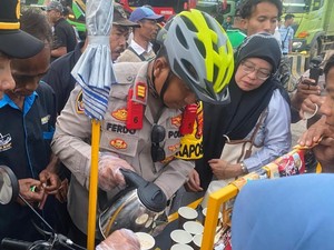 Cara Polisi Layani Pemudik di Bakauheni, Sajikan Kopi Gratis Keliling Sepeda