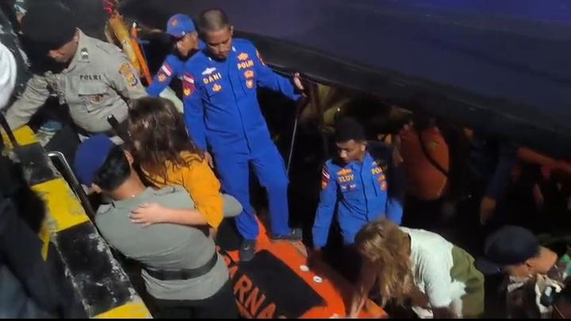 Tangkapan layar video detik-detik kapal pinisi tenggelam di Pelabuhan Serangan, Denpasar, Bali, Sabtu (27/12/2025). (Dok. Istimewa via Detikcom)