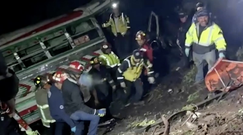 Sebanyak 15 orang tewas dan 19 lainnya luka-luka setelah sebuah bus penumpang kehilangan kendali dan jatuh ke jurang di wilayah Solola, Guatemala, pada Sabtu (27/12/2025). (Tangkapan Layar Video Reuters/)