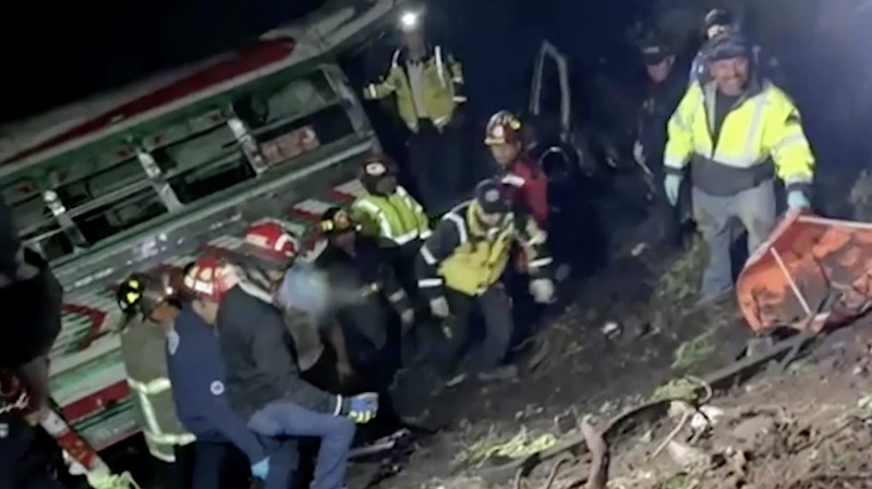 Sebanyak 15 orang tewas dan 19 lainnya luka-luka setelah sebuah bus penumpang kehilangan kendali dan jatuh ke jurang di wilayah Solola, Guatemala, pada Sabtu (27/12/2025). (Tangkapan Layar Video Reuters/)