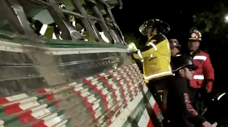 Sebanyak 15 orang tewas dan 19 lainnya luka-luka setelah sebuah bus penumpang kehilangan kendali dan jatuh ke jurang di wilayah Solola, Guatemala, pada Sabtu (27/12/2025). (Tangkapan Layar Video Reuters/)