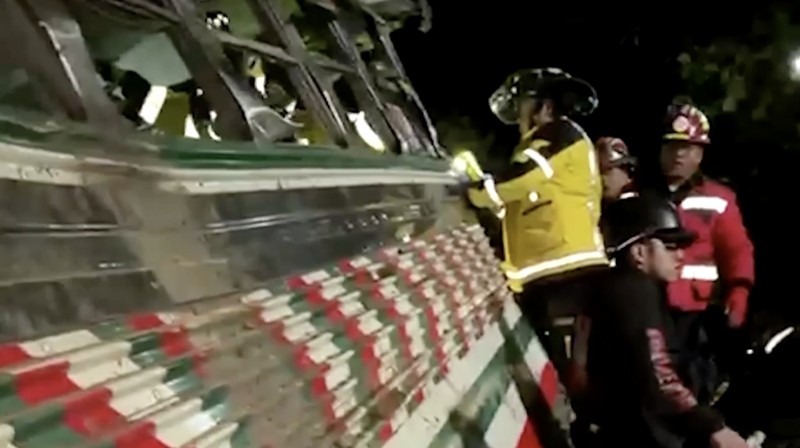 Sebanyak 15 orang tewas dan 19 lainnya luka-luka setelah sebuah bus penumpang kehilangan kendali dan jatuh ke jurang di wilayah Solola, Guatemala, pada Sabtu (27/12/2025). (Tangkapan Layar Video Reuters/)