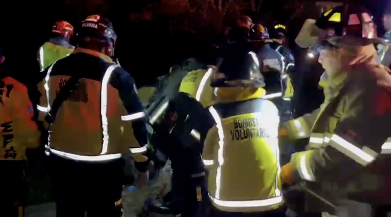 Sebanyak 15 orang tewas dan 19 lainnya luka-luka setelah sebuah bus penumpang kehilangan kendali dan jatuh ke jurang di wilayah Solola, Guatemala, pada Sabtu (27/12/2025). (Tangkapan Layar Video Reuters/)