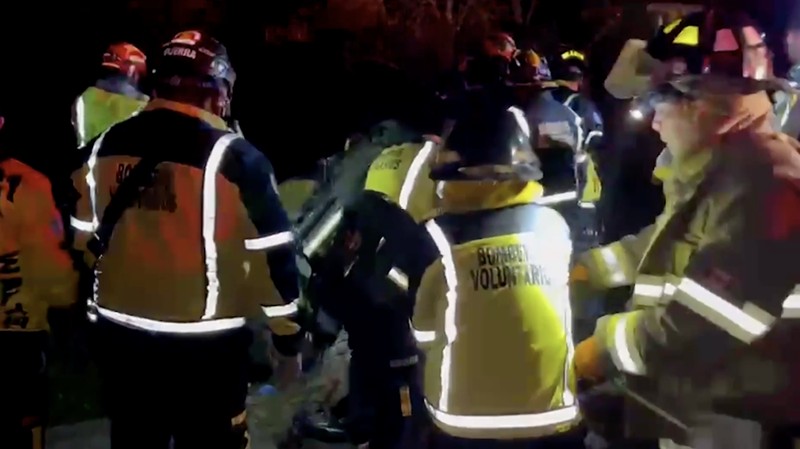 Sebanyak 15 orang tewas dan 19 lainnya luka-luka setelah sebuah bus penumpang kehilangan kendali dan jatuh ke jurang di wilayah Solola, Guatemala, pada Sabtu (27/12/2025). (Tangkapan Layar Video Reuters/)