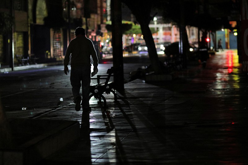 Warga berdiri di luar rumah mereka setelah gempa bumi di Chimbote, Peru, 27 Desember 2025. (REUTERS/Miguel Gutierrez)