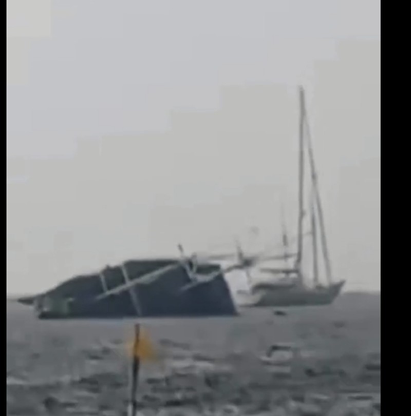 Tangkapan layar video detik-detik kapal pinisi tenggelam di Pelabuhan Serangan, Denpasar, Bali, Sabtu (27/12/2025). (Dok. Istimewa via Detikcom)