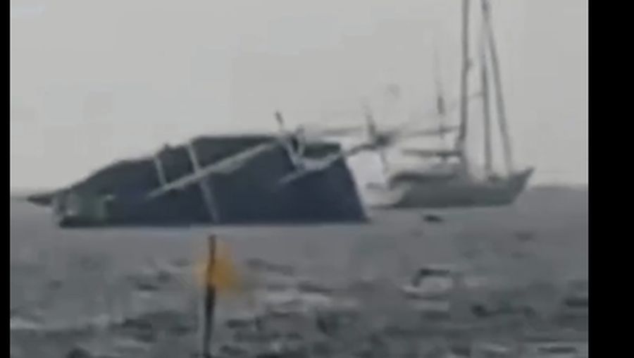 Tangkapan layar video detik-detik kapal pinisi tenggelam di Pelabuhan Serangan, Denpasar, Bali, Sabtu (27/12/2025). (Dok. Istimewa via Detikcom)