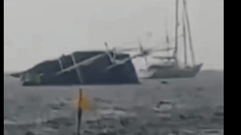 Tangkapan layar video detik-detik kapal pinisi tenggelam di Pelabuhan Serangan, Denpasar, Bali, Sabtu (27/12/2025). (Dok. Istimewa via Detikcom)