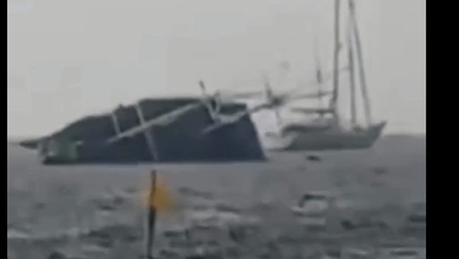 Detik-Detik Kapal Pinisi Angkut Turis Tenggelam di Labuan Bajo