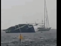 Detik-Detik Kapal Pinisi Angkut Turis Tenggelam di Labuan Bajo