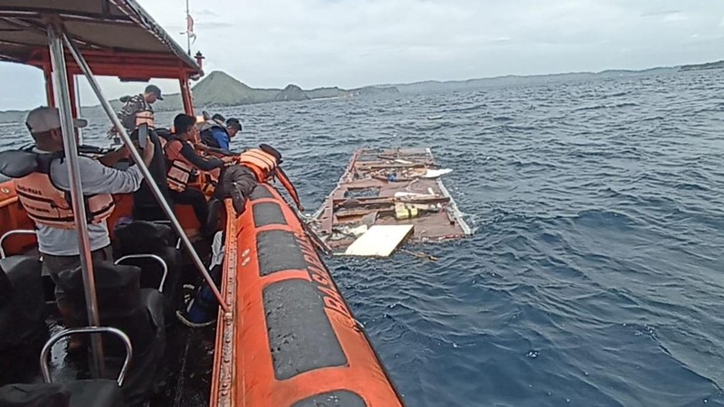 Tangkapan layar video detik-detik kapal pinisi tenggelam di Pelabuhan Serangan, Denpasar, Bali, Sabtu (27/12/2025). (Dok. Istimewa via Detikcom)