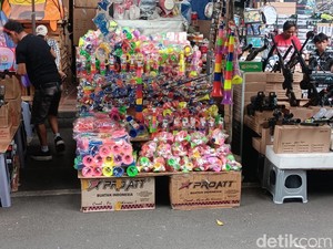 Tiga Hari Menuju Tahun Baru, Asemka Riuh, Jualan Masih Seret