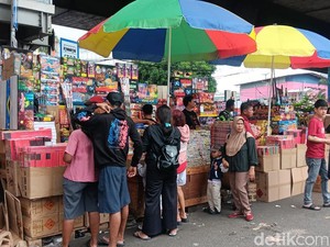 Pergulatan Pedagang Pasar Asemka: Jualan Apa Saja Sepi