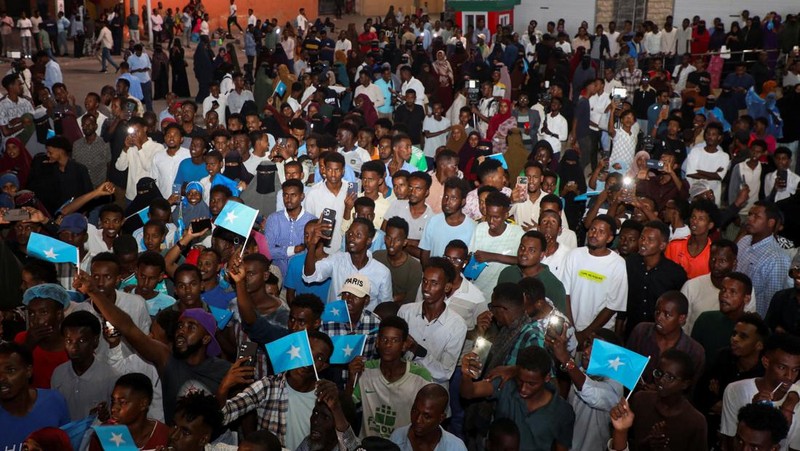 A demonstrator points to the white five‑pointed star on the Somali flag as Somalis attend a demonstration after Israel became the first country to formally recognise the self‑declared Republic of Somaliland as an independent and sovereign state, a decision that could reshape regional dynamics and test Somalia's longstanding opposition to secession, in the Hodan district of Mogadishu, Somalia, December 28, 2025. REUTERS/Feisal Omar