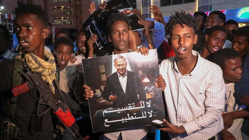 A demonstrator points to the white five‑pointed star on the Somali flag as Somalis attend a demonstration after Israel became the first country to formally recognise the self‑declared Republic of Somaliland as an independent and sovereign state, a decision that could reshape regional dynamics and test Somalia's longstanding opposition to secession, in the Hodan district of Mogadishu, Somalia, December 28, 2025. REUTERS/Feisal Omar