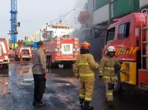 Kapal Peti Kemas Terbakar di Pelabuhan Tanjung Perak Surabaya