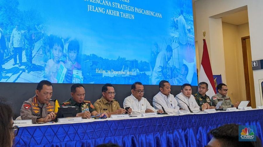 Konferensi pers pemulihan dan rencana strategis pascabencana jelang akhir tahun di Posko Terpadu Lanud Halim Perdanakusuma, Kota Jakarta Timur, Senin (29/12/2025). (CNBC Indonesia/Emir Yanwardhana)