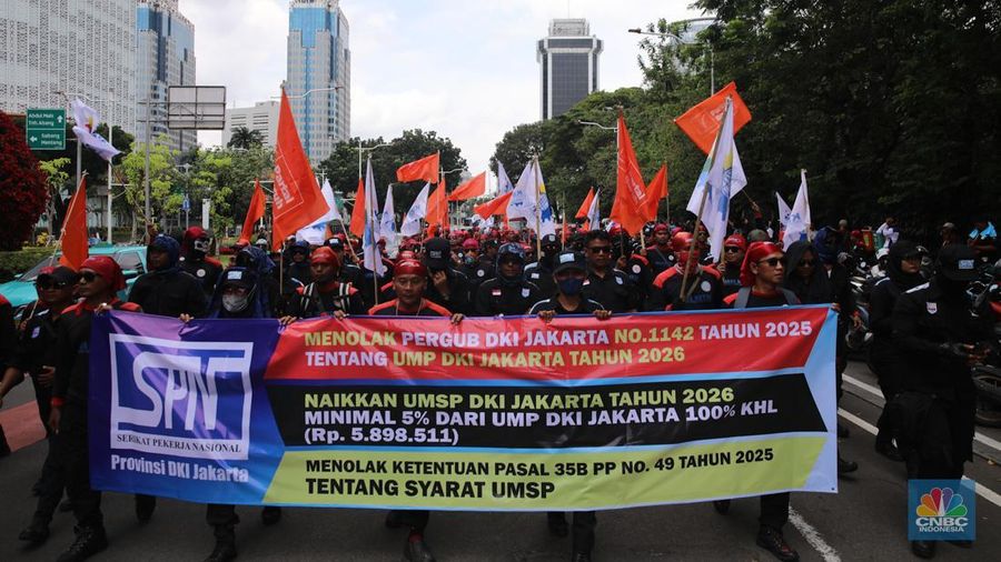 Massa buruh dari berbagai serikat pekerja melakukan unjuk rasa di kawasan Jalan Medan Merdeka Selatan, Jakarta, Senin (29/12/2025). (CNBC Indonesia/Faisal Rahman)