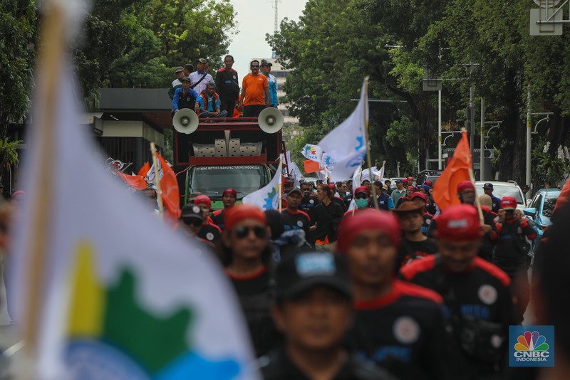 Massa buruh dari berbagai serikat pekerja melakukan unjuk rasa di kawasan Jalan Medan Merdeka Selatan, Jakarta, Senin (29/12/2025). (CNBC Indonesia/Faisal Rahman)