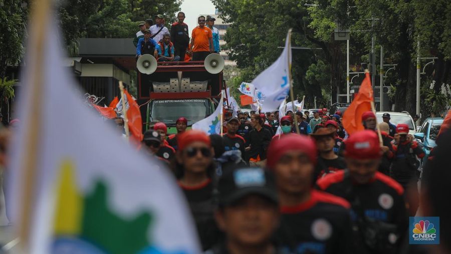 Massa buruh dari berbagai serikat pekerja melakukan unjuk rasa di kawasan Jalan Medan Merdeka Selatan, Jakarta, Senin (29/12/2025). (CNBC Indonesia/Faisal Rahman)