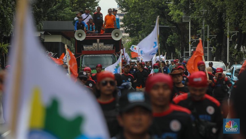 Massa buruh dari berbagai serikat pekerja melakukan unjuk rasa di kawasan Jalan Medan Merdeka Selatan, Jakarta, Senin (29/12/2025). (CNBC Indonesia/Faisal Rahman)