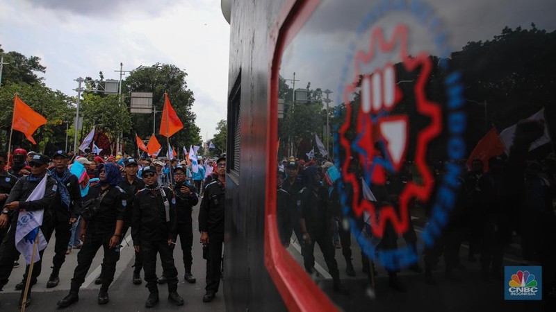 Massa buruh dari berbagai serikat pekerja melakukan unjuk rasa di kawasan Jalan Medan Merdeka Selatan, Jakarta, Senin (29/12/2025). (CNBC Indonesia/Faisal Rahman)