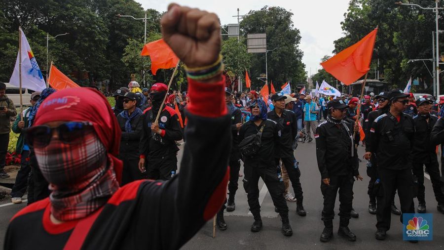 Massa buruh dari berbagai serikat pekerja melakukan unjuk rasa di kawasan Jalan Medan Merdeka Selatan, Jakarta, Senin (29/12/2025). (CNBC Indonesia/Faisal Rahman)