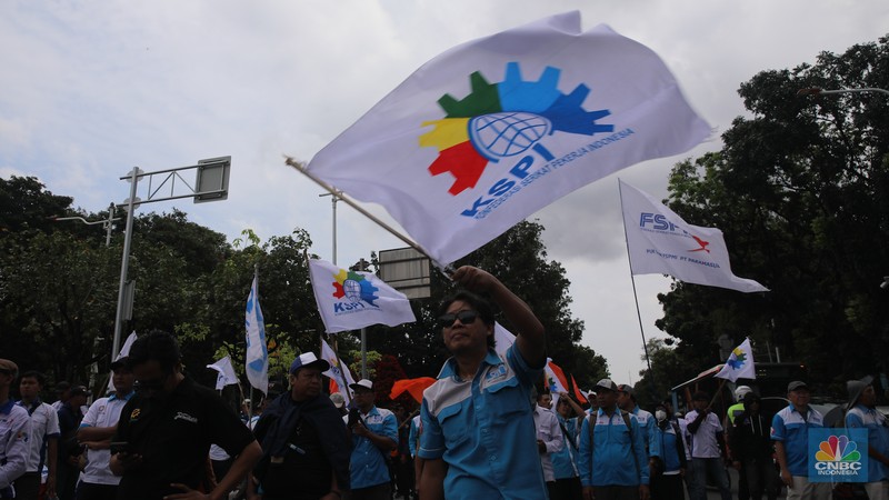 Massa buruh dari berbagai serikat pekerja melakukan unjuk rasa di kawasan Jalan Medan Merdeka Selatan, Jakarta, Senin (29/12/2025). (CNBC Indonesia/Faisal Rahman)