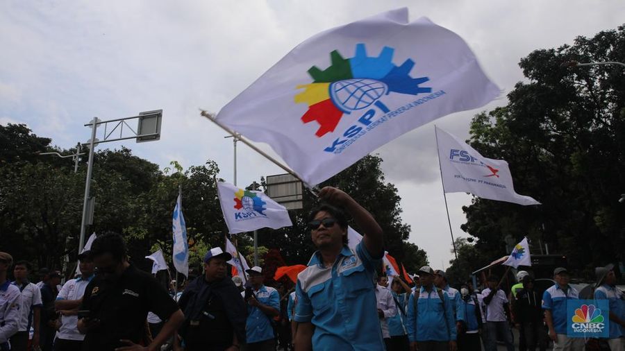 Massa buruh dari berbagai serikat pekerja melakukan unjuk rasa di kawasan Jalan Medan Merdeka Selatan, Jakarta, Senin (29/12/2025). (CNBC Indonesia/Faisal Rahman)