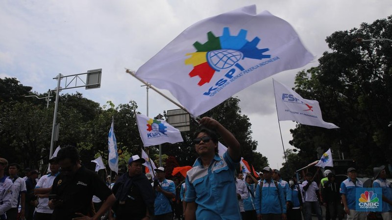 Massa buruh dari berbagai serikat pekerja melakukan unjuk rasa di kawasan Jalan Medan Merdeka Selatan, Jakarta, Senin (29/12/2025). (CNBC Indonesia/Faisal Rahman)