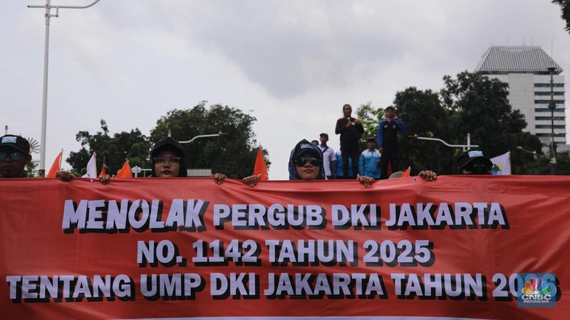 Massa buruh dari berbagai serikat pekerja melakukan unjuk rasa di kawasan Jalan Medan Merdeka Selatan, Jakarta, Senin (29/12/2025). (CNBC Indonesia/Faisal Rahman)