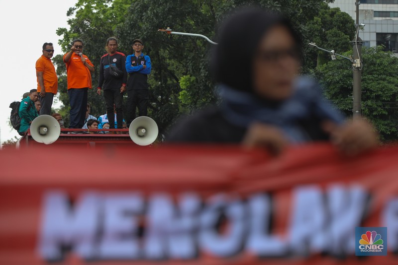 Massa buruh dari berbagai serikat pekerja melakukan unjuk rasa di kawasan Jalan Medan Merdeka Selatan, Jakarta, Senin (29/12/2025). (CNBC Indonesia/Faisal Rahman)