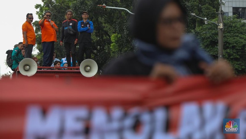 Massa buruh dari berbagai serikat pekerja melakukan unjuk rasa di kawasan Jalan Medan Merdeka Selatan, Jakarta, Senin (29/12/2025). (CNBC Indonesia/Faisal Rahman)