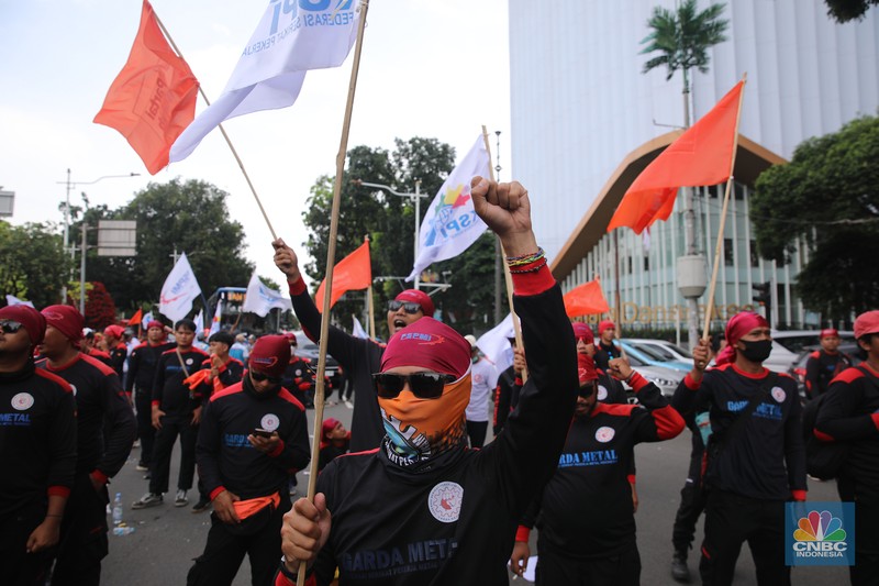 Massa buruh dari berbagai serikat pekerja melakukan unjuk rasa di kawasan Jalan Medan Merdeka Selatan, Jakarta, Senin (29/12/2025). (CNBC Indonesia/Faisal Rahman)