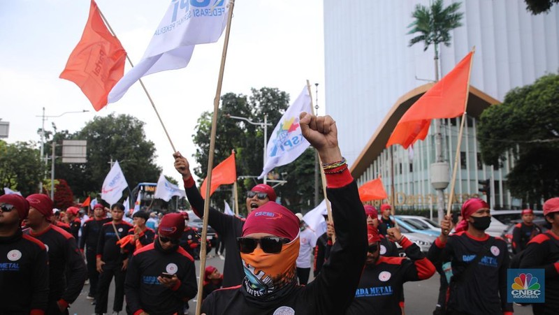Massa buruh dari berbagai serikat pekerja melakukan unjuk rasa di kawasan Jalan Medan Merdeka Selatan, Jakarta, Senin (29/12/2025). (CNBC Indonesia/Faisal Rahman)
