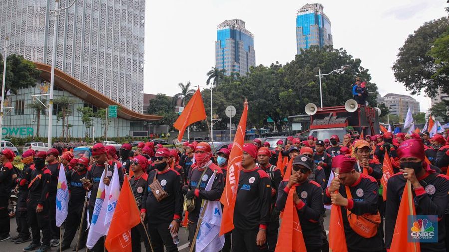 Massa buruh dari berbagai serikat pekerja yang akan melakukan unjuk rasa mulai memadata kawasan Jalan Medan Merdeka Selatan, Jakarta, Senin (29/12/2025). (CNBC Indonesia/Faisal Rahman)