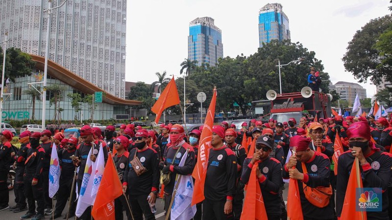Massa buruh dari berbagai serikat pekerja yang akan melakukan unjuk rasa mulai memadata kawasan Jalan Medan Merdeka Selatan, Jakarta, Senin (29/12/2025). (CNBC Indonesia/Faisal Rahman)